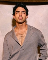 Joe Jonas 早年因为专辑销量不好得了抑郁症，开始接触心理治疗