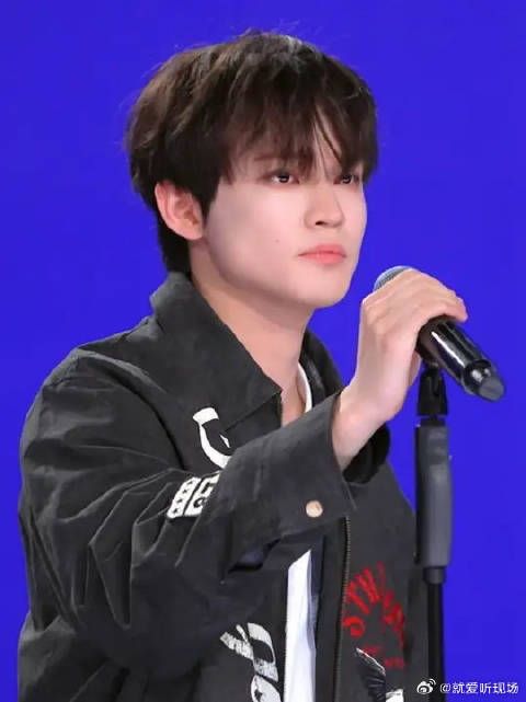 越是清透的嗓音唱着无奈的词，后劲就越大