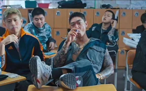 退役特种兵接手全校最乱班级，一班坏学生立马变乖！