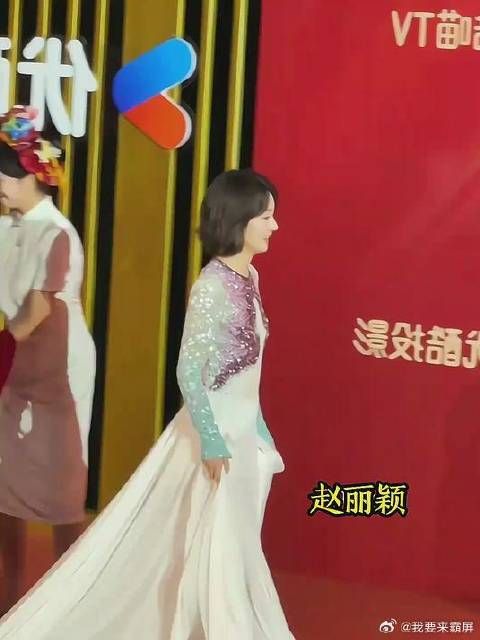 赵丽颖 短发白裙亮相飞天奖红毯