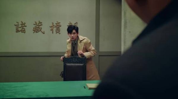 三路人马挖地道撬门锁撞个满怀，金库秒变网友见面会