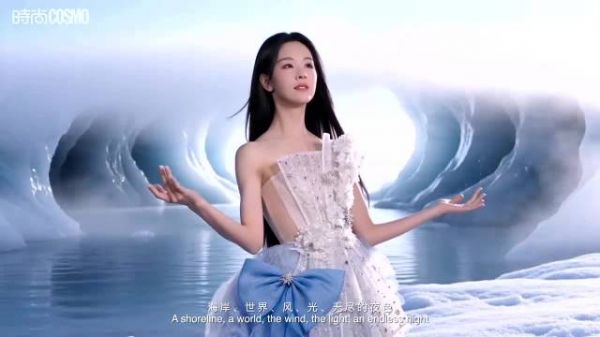 陈都灵一体式羽翼薄纱高定登COSMO八月刊