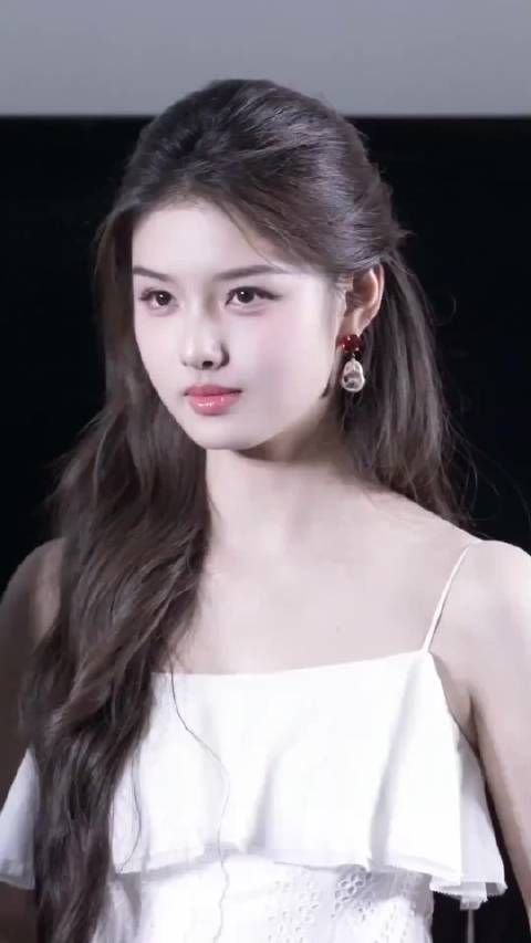 她才18岁啊，前途亮得晃眼，白色吊带连衣裙，清纯动人，这才是真真得少女
