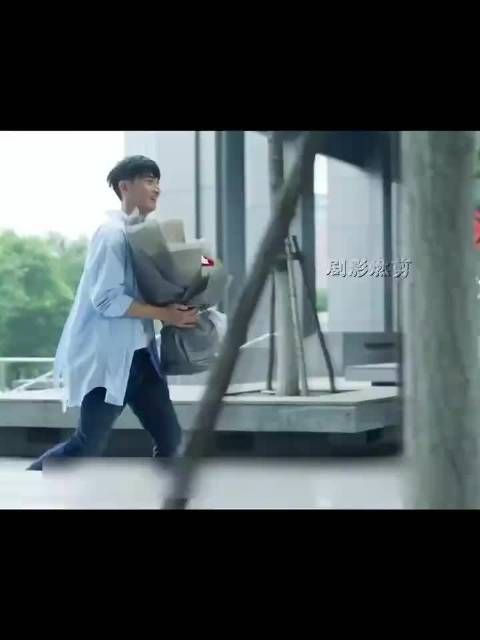 弟弟刚认识不久便求婚，浪漫晚餐单膝跪地