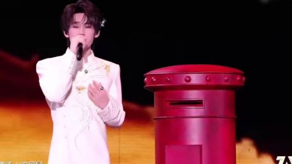 张真源相思锁舞台，笛声悠扬情感层层递进
