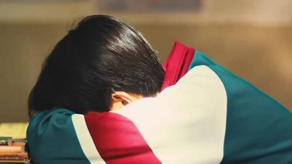 少年为朋友当众说出真相，李默年级第一应去新加坡