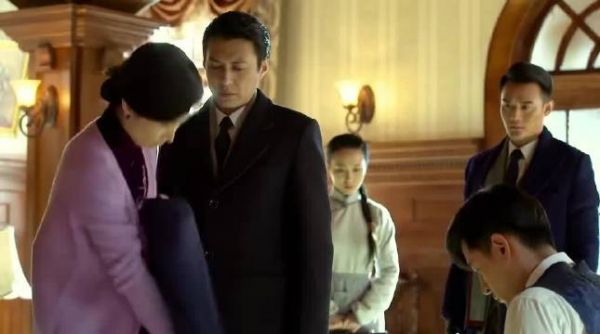 老二中枪穿得像小开，明家被疑破产