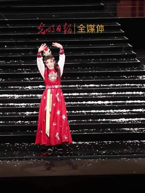 陈丽君比心致谢现场观众