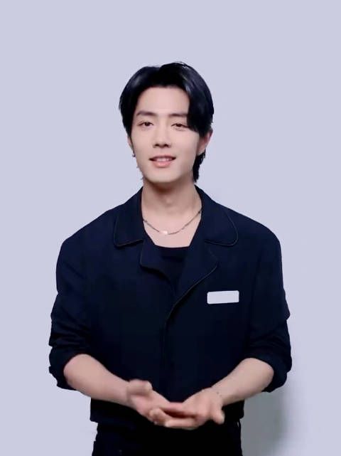 肖战练习室手势舞，一身素黑造型，手势是让早点睡觉？