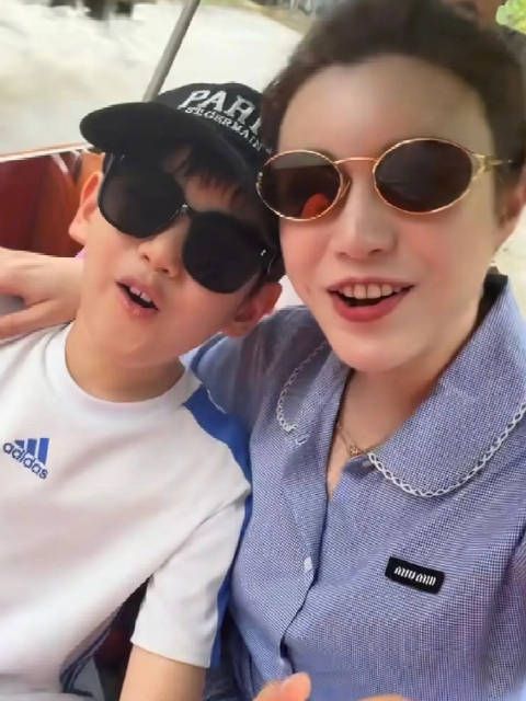 陈妍希和儿子手牵手泰国旅行