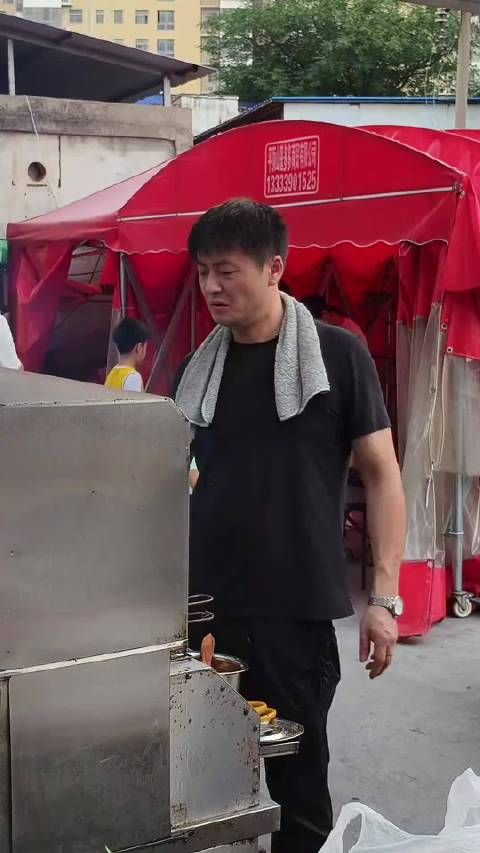 张老师说过想开烤肉店，这位跟他长得很像的大兄弟帮他实现了