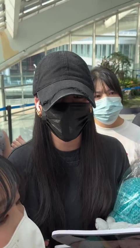 江语晨回国机场质问代拍，代拍不知其名