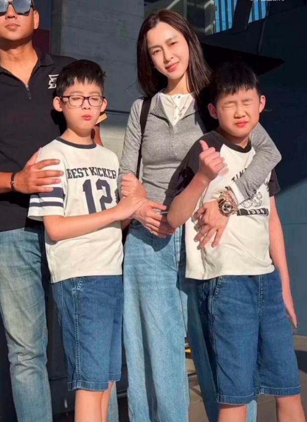 一家四口同框，温馨治愈。