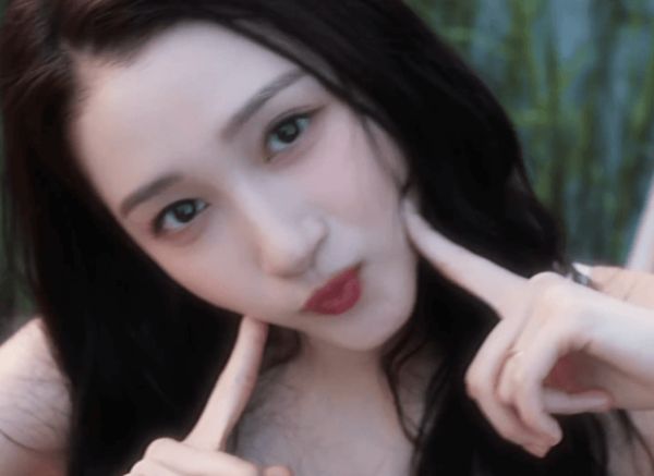 搜狐娱乐讯 6日，关晓彤拍摄的一组写真花絮曝光，她化身氧气感少女，嘟嘴卖萌可爱又养眼。