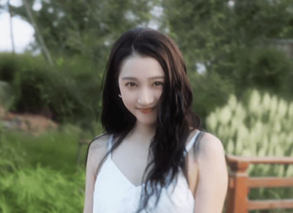 关晓彤绽放甜美笑容，心情大好。