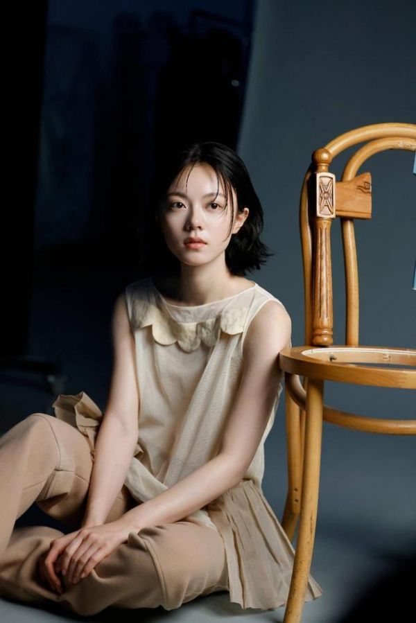 搜狐娱乐讯 近日，赵今麦一组时尚写真大片释出，清爽短发搭配无袖浅黄针织套装，五官精致，冷感十足。