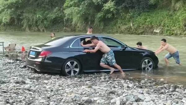 过于迷之自信，不走寻常路你说多尴尬