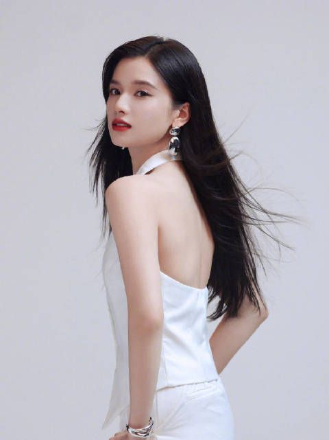 张婧仪这套造型完全霸道女总裁啊 有没有什么霸总本子给婧仪递一个