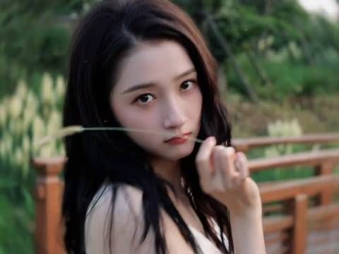 关晓彤立秋大片，青草系照分享第一口氧气