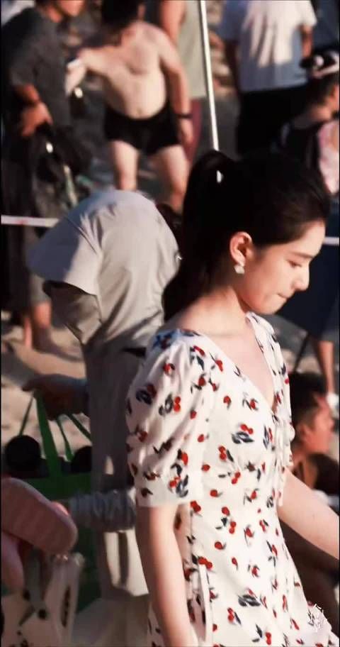 好文艺的脸和气质……只是简单的高马尾都可以美成这样 好明媚的婧仪！