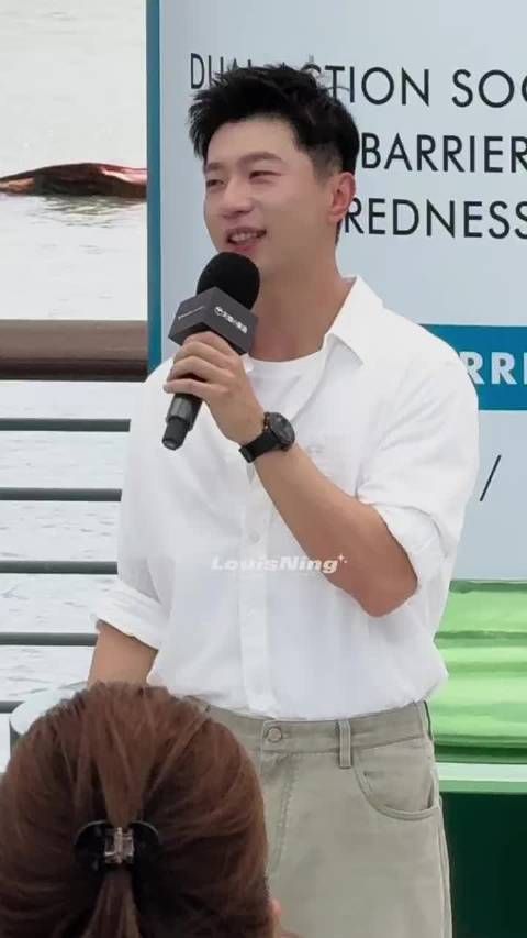 马龙修丽可今天上海线下活动,穿着白色衬衫状态太好了!