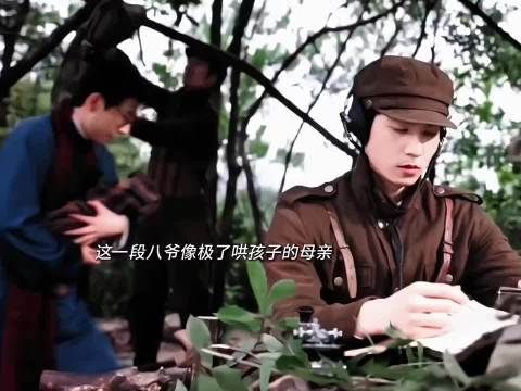 新手爸妈哄娃，老八有模有样，孩子爹冷漠
