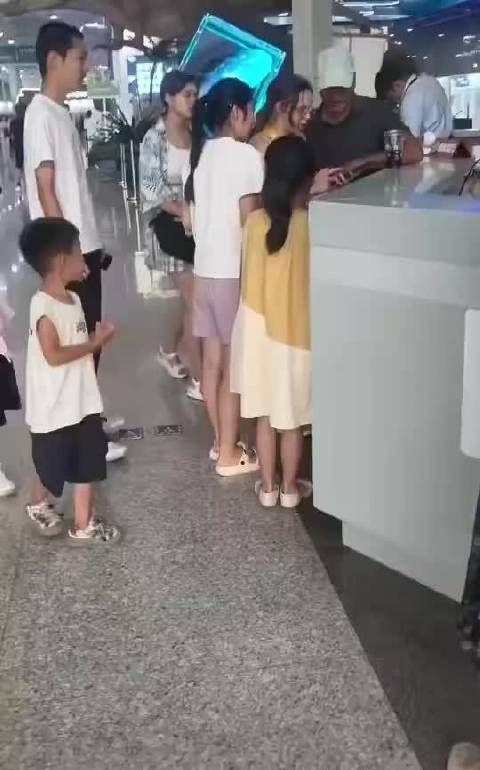 外国姑娘中国旅游丢手机，捡到者主动归还
