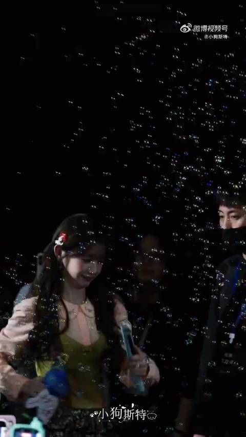线下追剧活动互动太有爱，田曦薇靠在赖伟明肩头，氛围感瞬间拉满，越看越心动