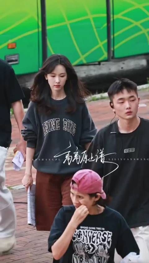 陈都灵《冬风吹又生》路透来了,穿搭秋日感满满,你期待这部剧吗?