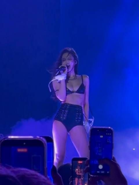 jennie闯美不论怎么露,我都觉得她没长大