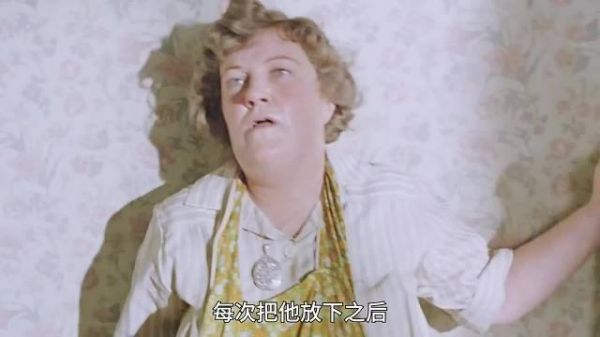 怀孕母亲摔倒，瘫痪儿子爬行踢门求救