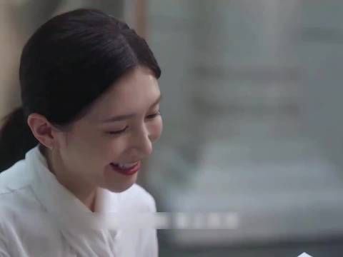 “大妈穿简陋衣服逛商场被瞧不起，怎料大妈竟是千万富豪？”