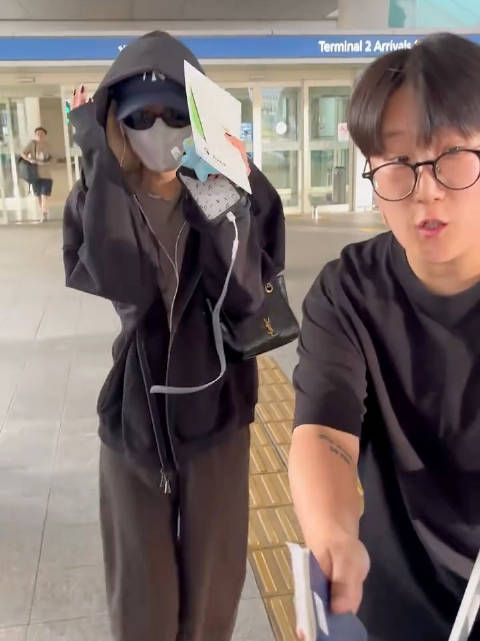 朴彩英回韩国被粉丝一直追着唱Apt，给孩子整得瞬间害羞了