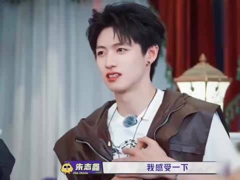 朱志鑫较真模样生动可爱，少年相处纯粹简单
