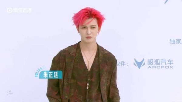 朱正廷红发亮相费加罗红毯,开场嘉宾演唱新歌