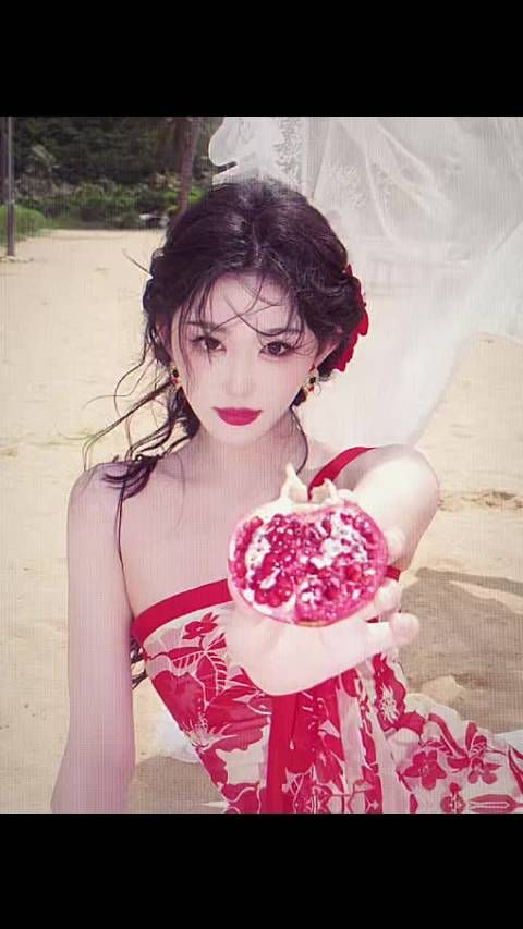 孔雪儿海边红裙写真展现冷艳风情