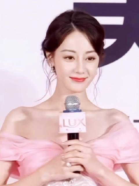 迪丽热活动现场 粉色水蜜桃 是公主吧