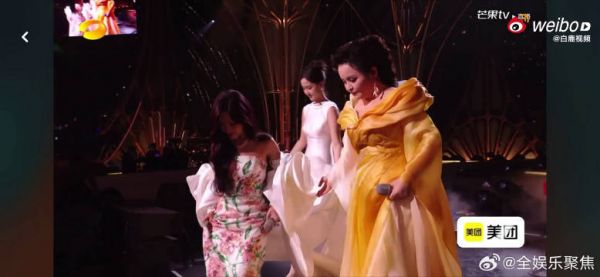 中式美学铺满整个舞台，旋律婉转悠扬，何炅直言这是本场最有格调的合作舞台