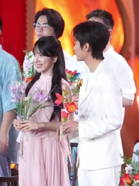 李思潼王彦桐百花奖开幕式合唱，粉裙白西装亮眼