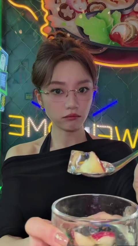 张月紧急撤回果冻，笑料不断