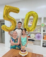 台偶王子立威廉新加坡庆50岁生日，三代同框尽显温情