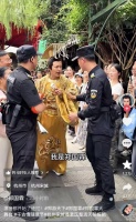 演员郑国霖打工被保安拦下，急得面红耳赤：我是郑国霖，保安：我只要工牌；最新回应：真被拦下来了，不是剧本，已收到工作证