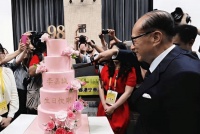 日赚1.67亿，续居六届首富宝座！98岁李嘉诚低调庆生，早年这两张底牌让他赢麻了