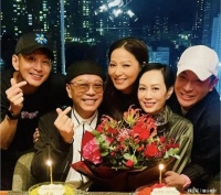 65岁欧阳震华庆生，TVB好友齐聚，与傅洁娴丁克婚姻惹人感慨