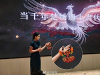 看，这是一只拼豆凤凰！他们讲的荆楚文化故事，年轻人也爱听