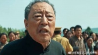 男人捡起田里没烧完的麦穗，一眼就发现问题