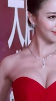 佟丽娅红色抹胸裙