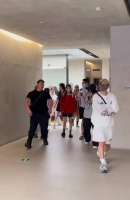 路人镜头下的赵露思，这样打扮好清新脱俗，完全女大感