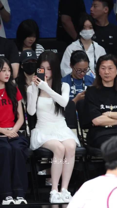 天呐，篮球赛场看到仙女了 虞书欣黑长直+小白裙造型好漂亮啊 开球超可爱