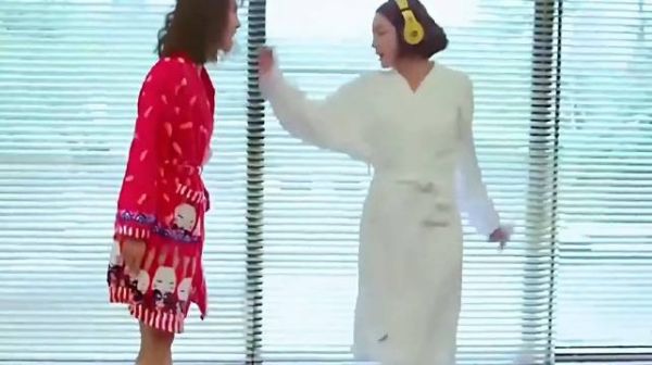 霸道老爸带美女回家 没想到女儿竟这样做···